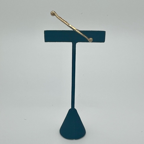 Hadley, Vintage Gold Tone., Art
Deco Tie Bar - made in USA. Two inches. - Picture 2 of 6